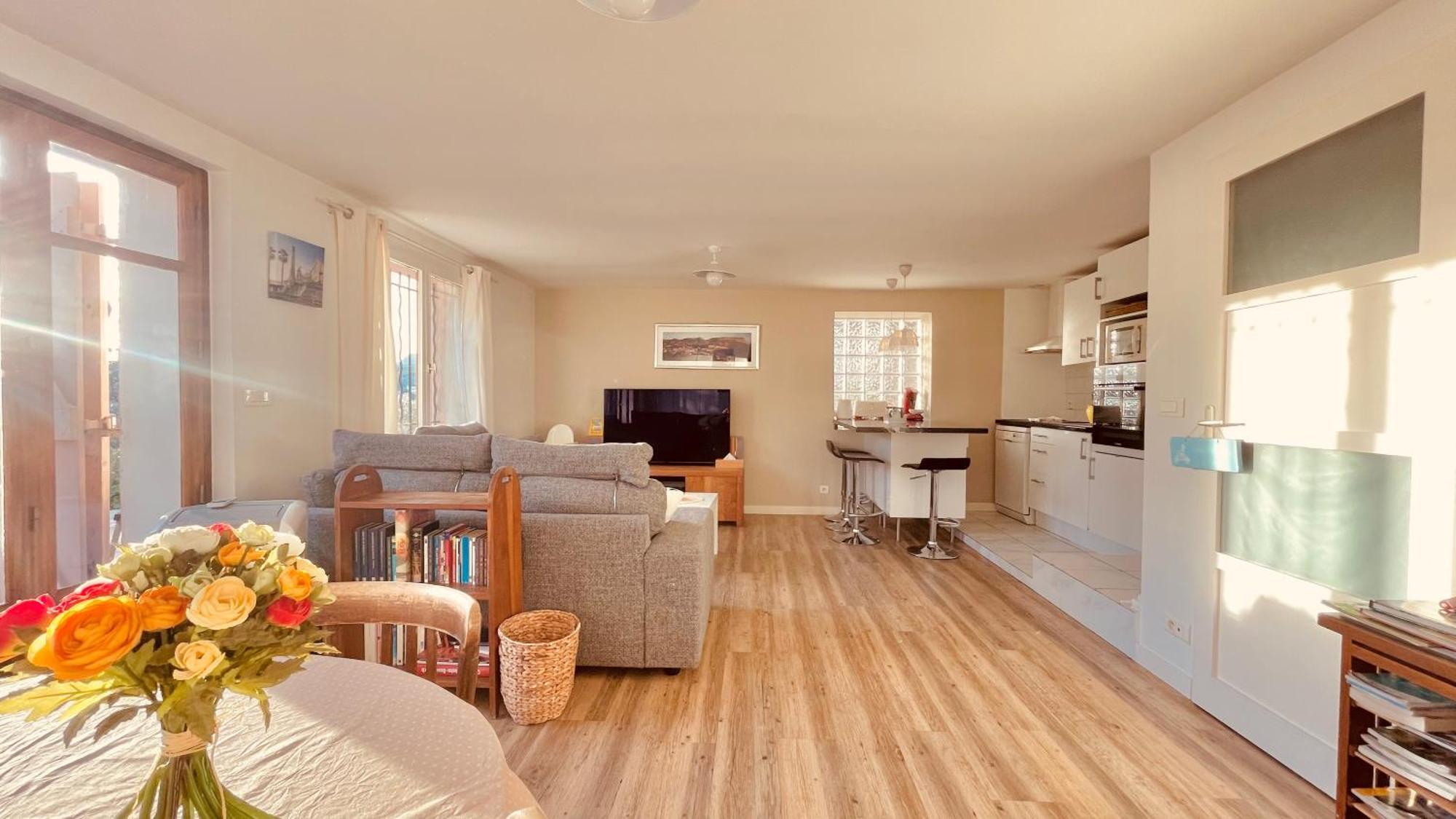 Large Private Garden, Quiet 2-Bedroom Apartment, Air Conditioning, Wifi, Parking カシ エクステリア 写真