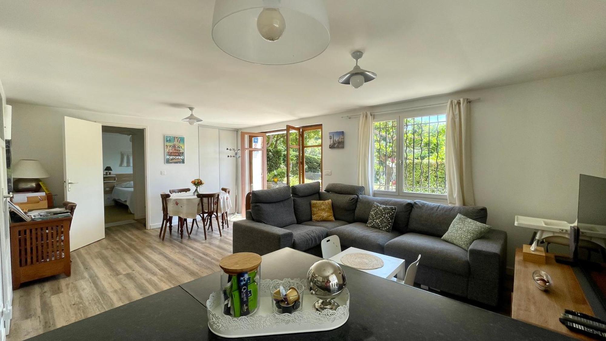 Large Private Garden, Quiet 2-Bedroom Apartment, Air Conditioning, Wifi, Parking カシ エクステリア 写真