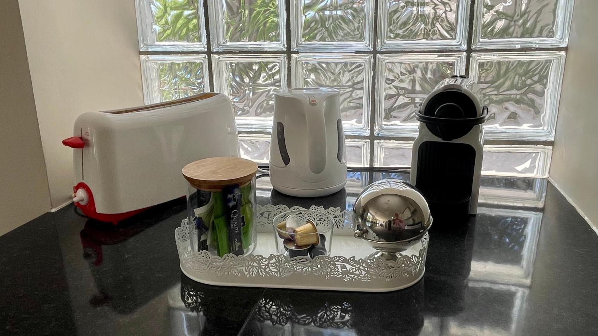 Large Private Garden, Quiet 2-Bedroom Apartment, Air Conditioning, Wifi, Parking カシ エクステリア 写真