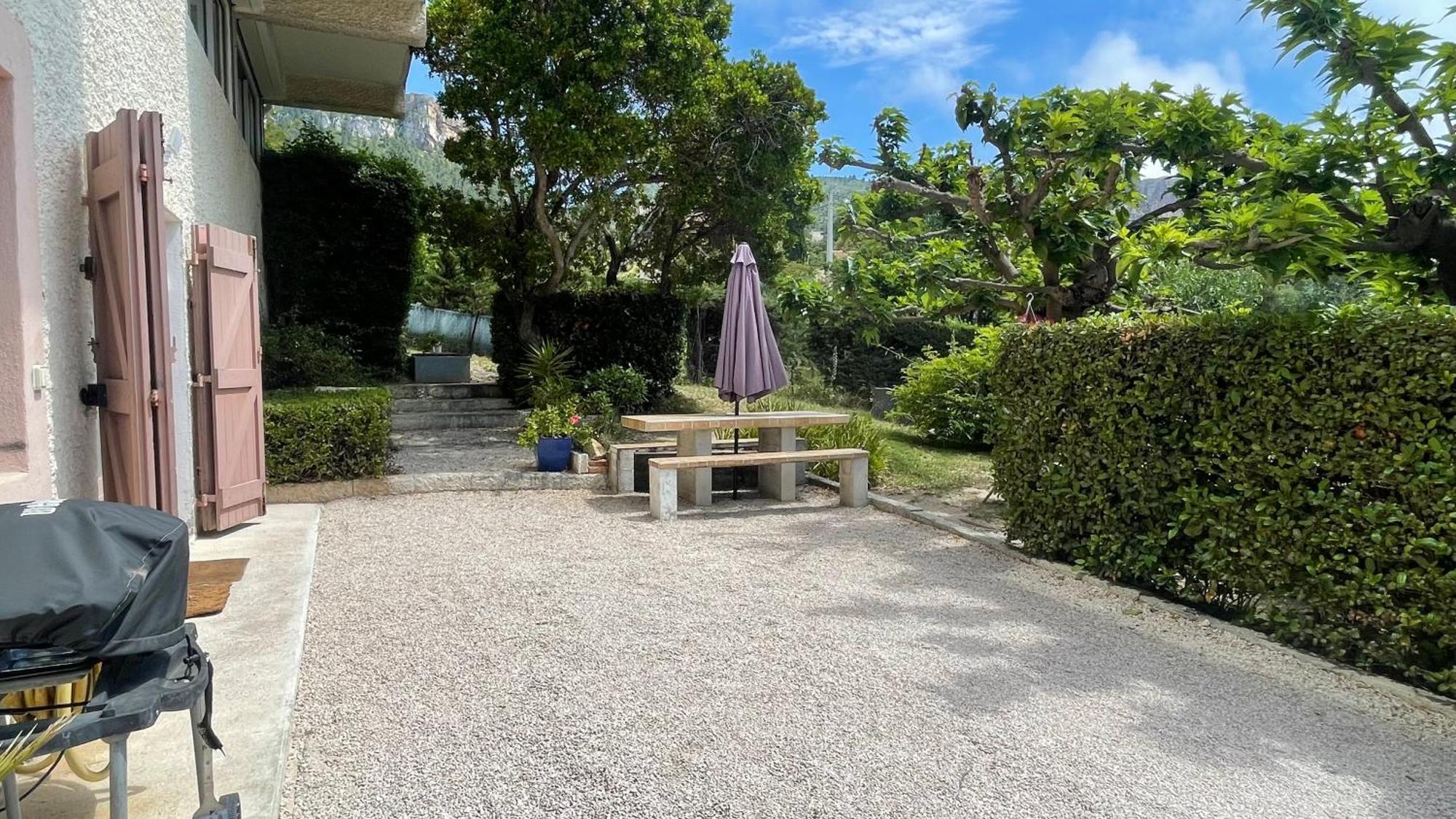 Large Private Garden, Quiet 2-Bedroom Apartment, Air Conditioning, Wifi, Parking カシ エクステリア 写真