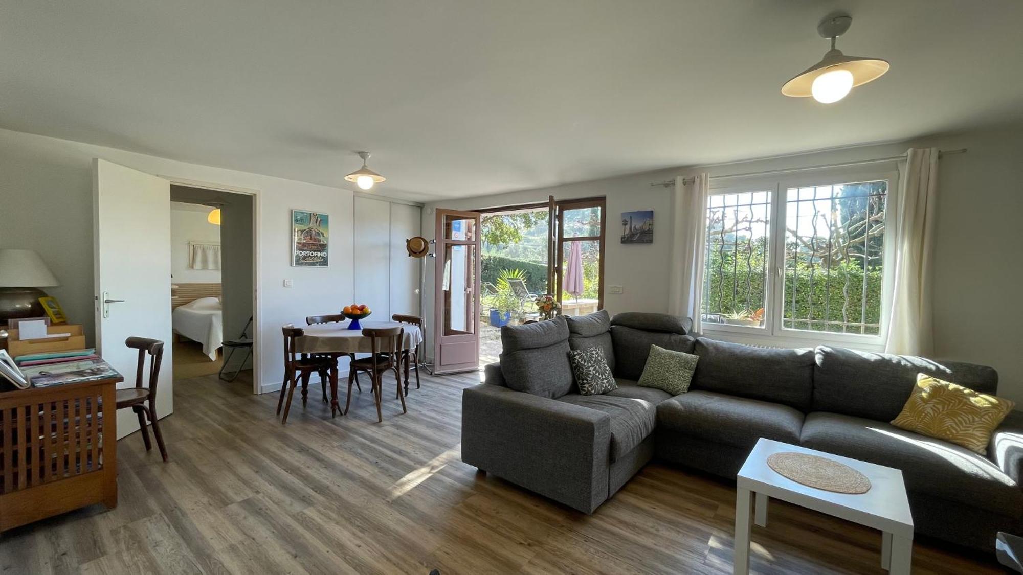 Large Private Garden, Quiet 2-Bedroom Apartment, Air Conditioning, Wifi, Parking カシ エクステリア 写真