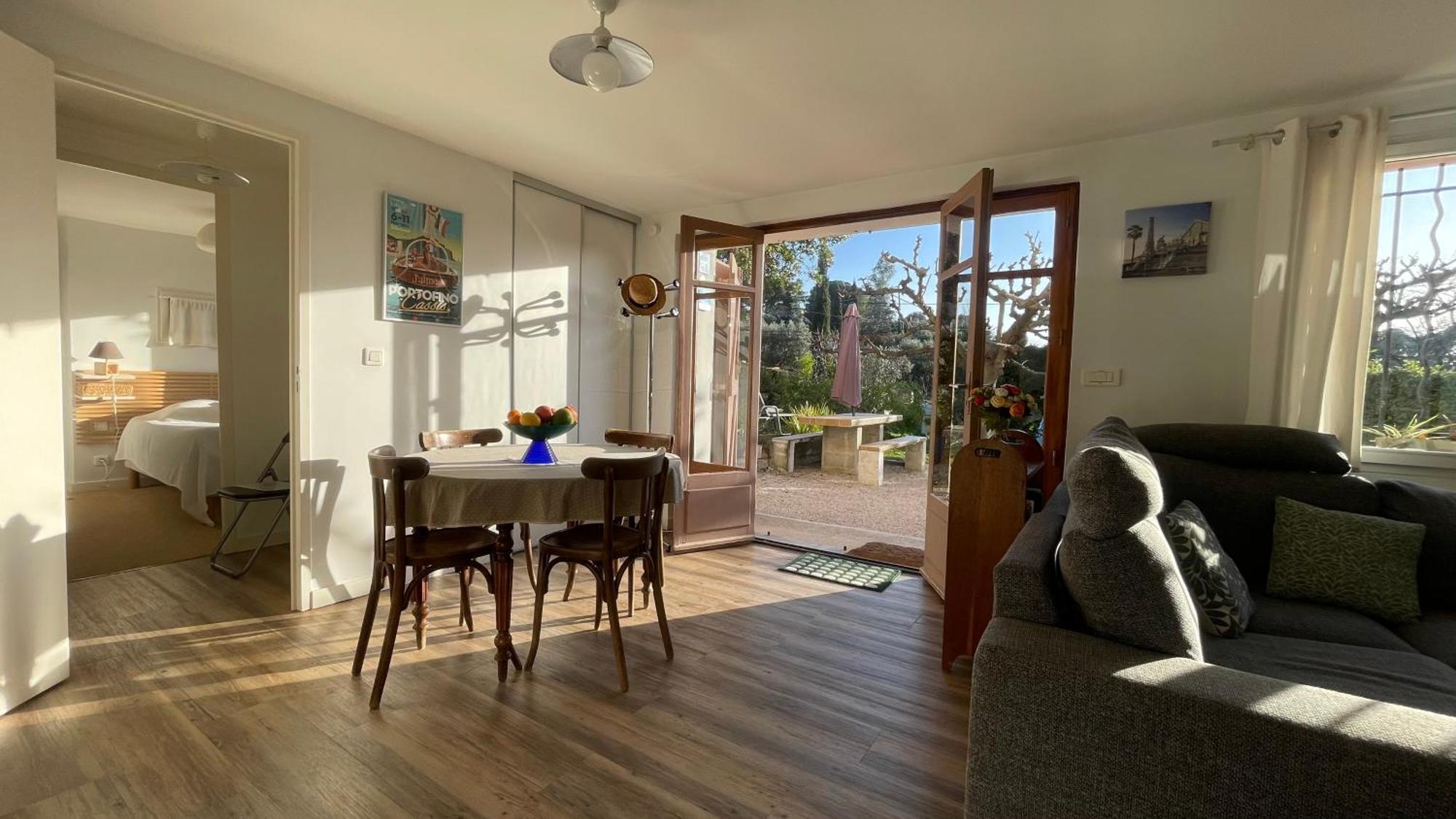 Large Private Garden, Quiet 2-Bedroom Apartment, Air Conditioning, Wifi, Parking カシ エクステリア 写真