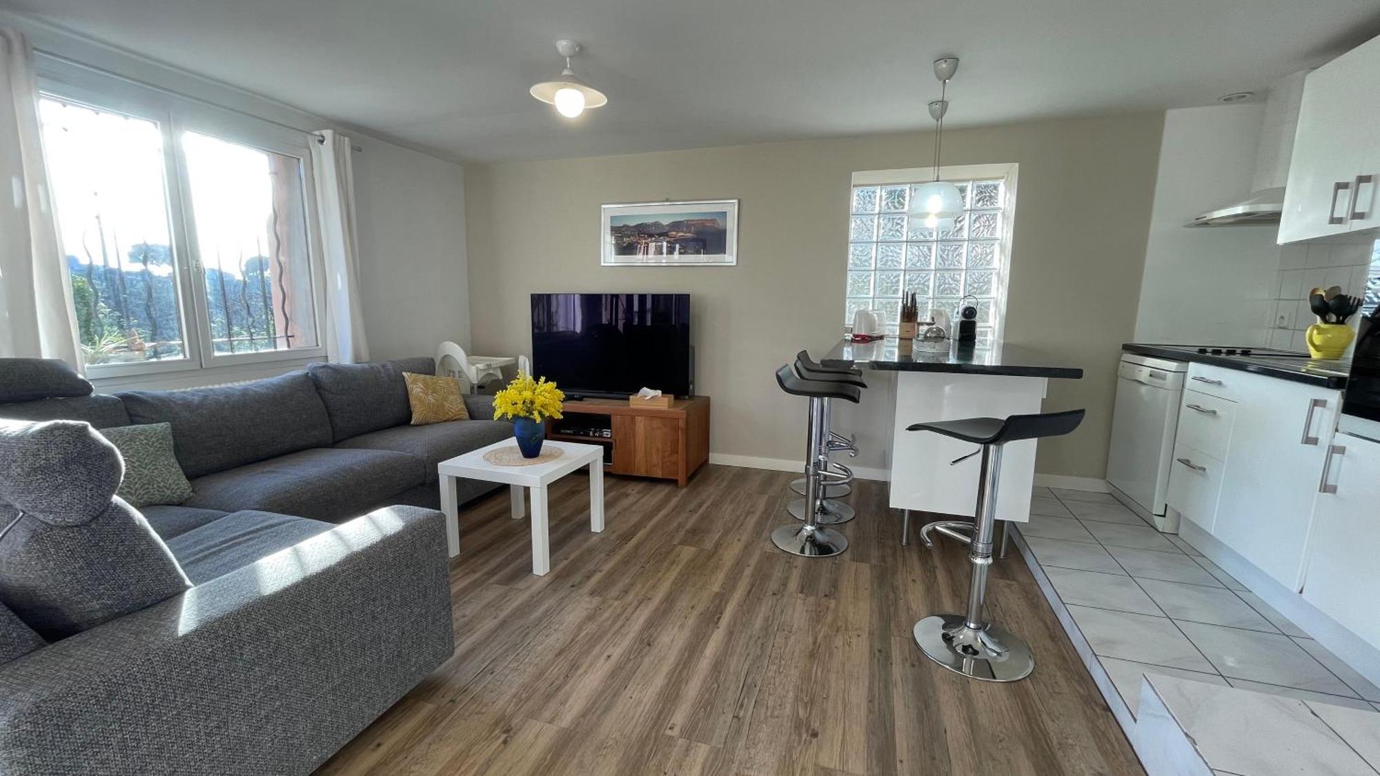 Large Private Garden, Quiet 2-Bedroom Apartment, Air Conditioning, Wifi, Parking カシ エクステリア 写真