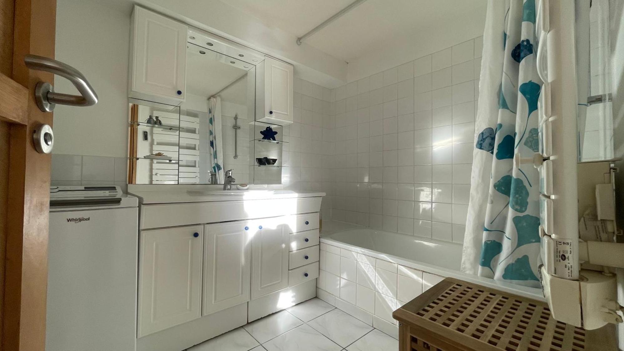 Large Private Garden, Quiet 2-Bedroom Apartment, Air Conditioning, Wifi, Parking カシ エクステリア 写真