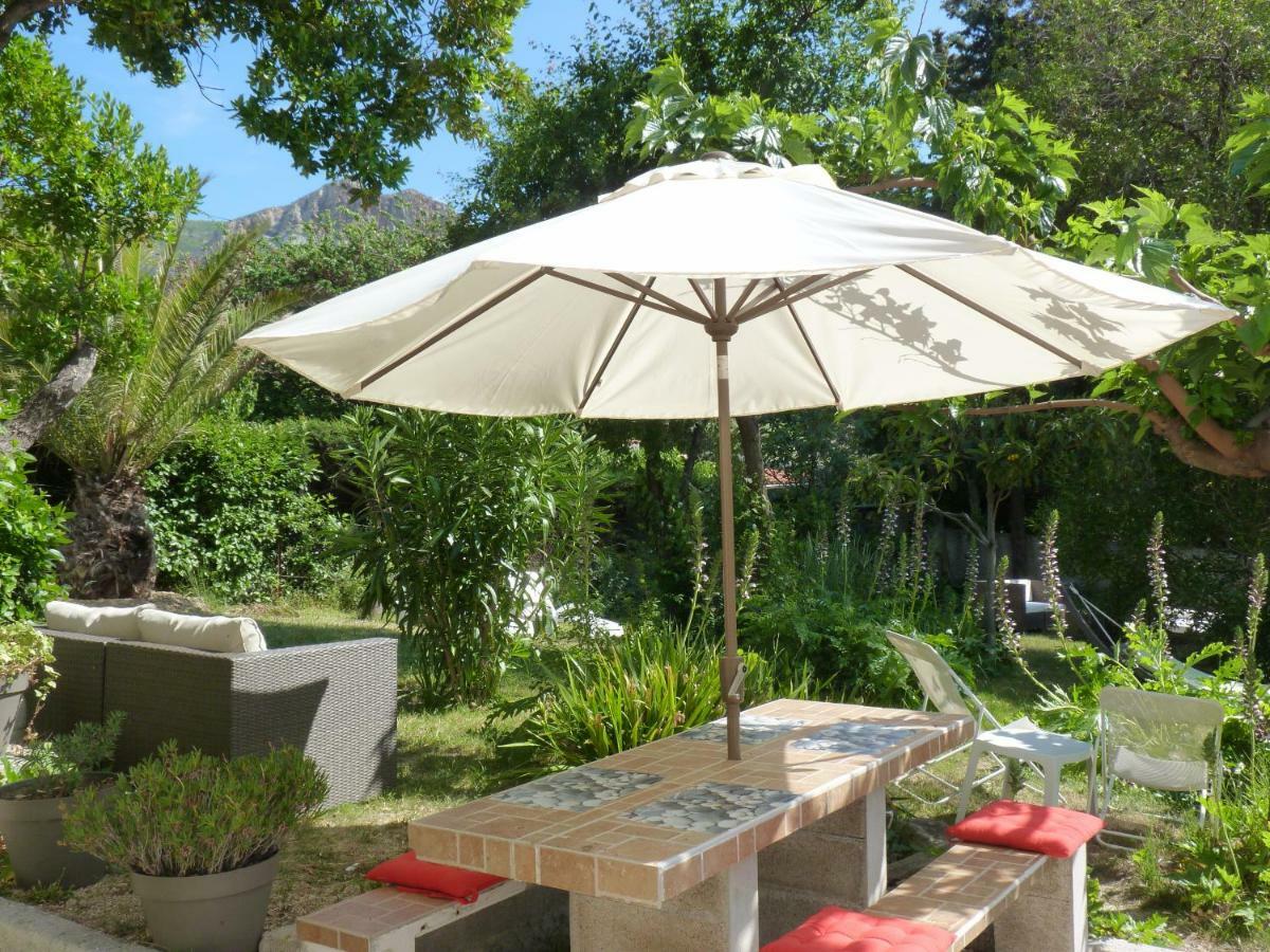 Large Private Garden, Quiet 2-Bedroom Apartment, Air Conditioning, Wifi, Parking カシ エクステリア 写真